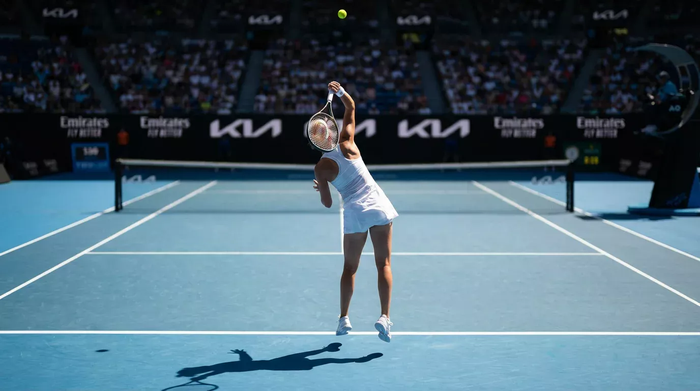 Tenista femenina ejecutando un saque en la Rod Laver Arena sobre pista dura